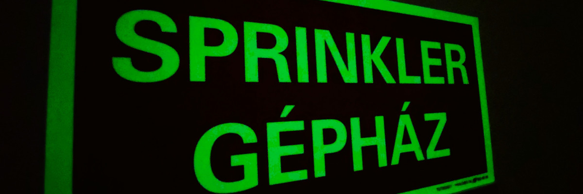 A munkahelyen alkalmazandó biztonsági és egészségvédelmi jelzések A munkahelyen számos biztonsági és egészségvédelmi jelzéssel találkozhatunk a mindennapi munkánk során. De mit is jelentenek pontosan ezek a jelzések és milyen előírások vonatkoznak rájuk?