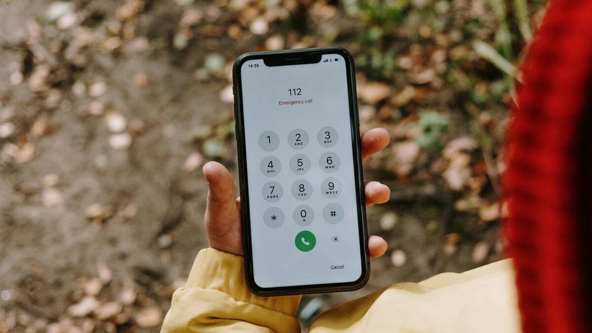 Minden, amit a 112-es segélyhívó telefonszámról tudni érdemes A 112 az Európai Unió tagállamainak a nap 24 órájában hívható segélyhívó száma, amelynek hívásával azonnali segítség kapható a készenléti szervektől (Rendőrség, Mentőszolgálat, Katasztrófavédelem).